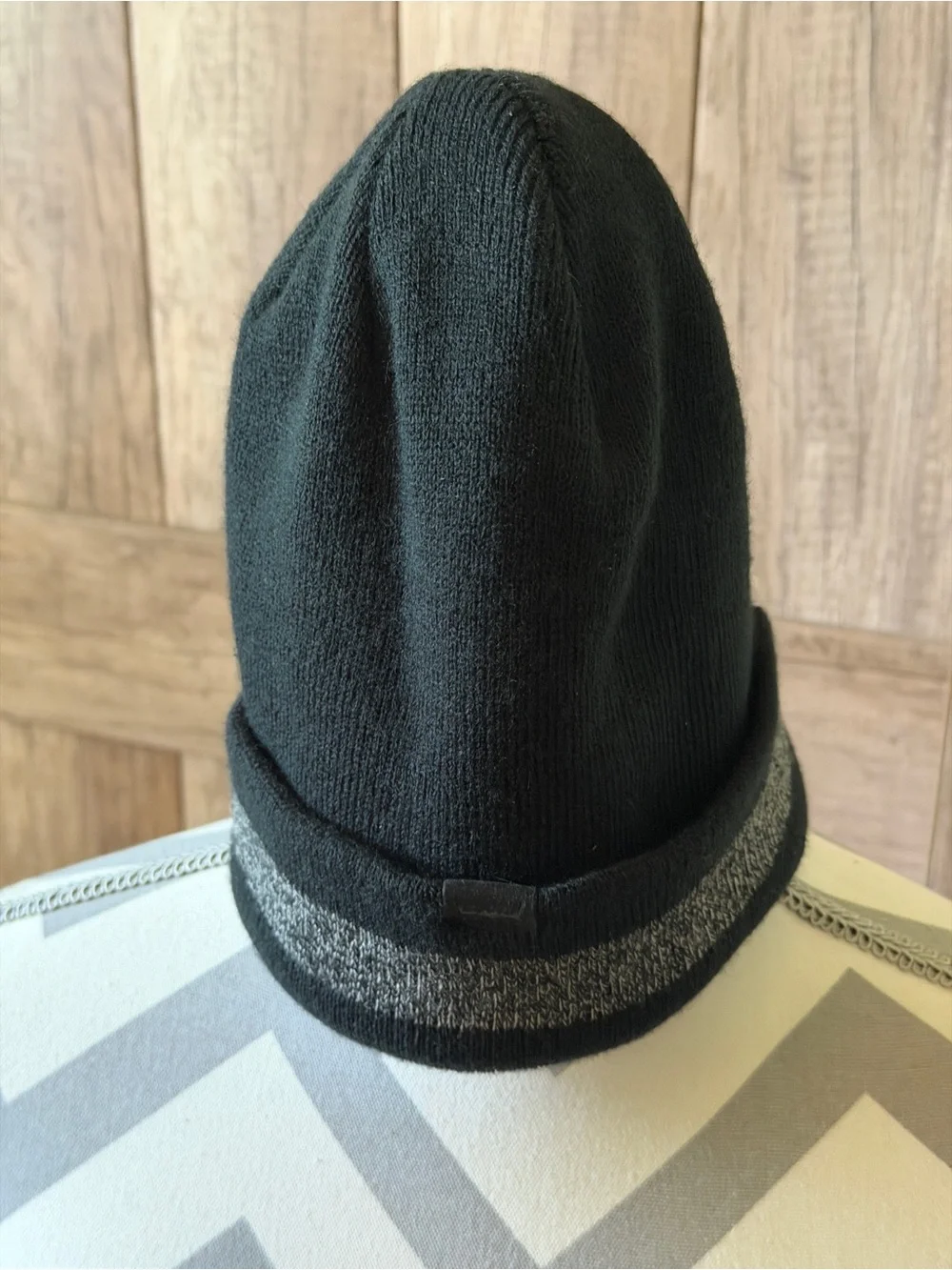 Levi’s black and gray cuffed knit beanie hat